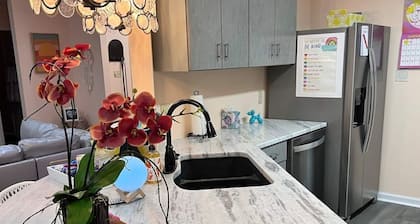 Groovy House-King Bed-Pets-Patio-Fence yrd