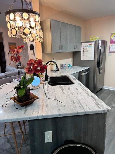 Stylish Retreat, Pets, Fenced, King Bed