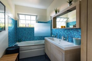 Tina, secadora de cabello, toallas 