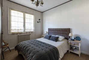 5 bedrooms, iron/ironing board, free WiFi, bed sheets