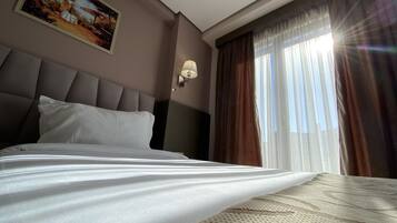 Tomannsrom – city | Minibar, individuelt innredet, skrivebord og skrivebord for bærbar PC