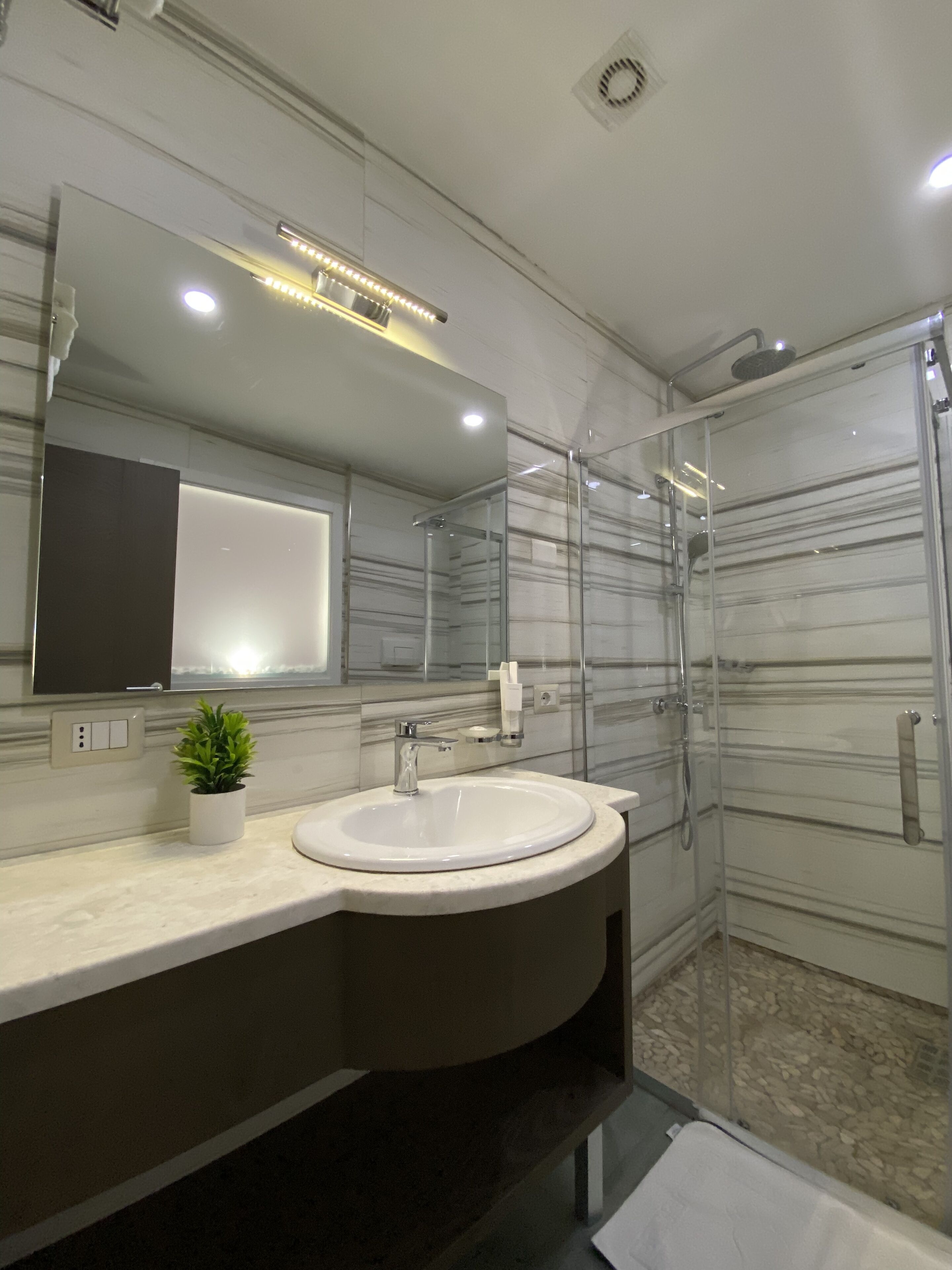 comfort double room | bathroom | shower, free toiletries, hair dryer, slippers