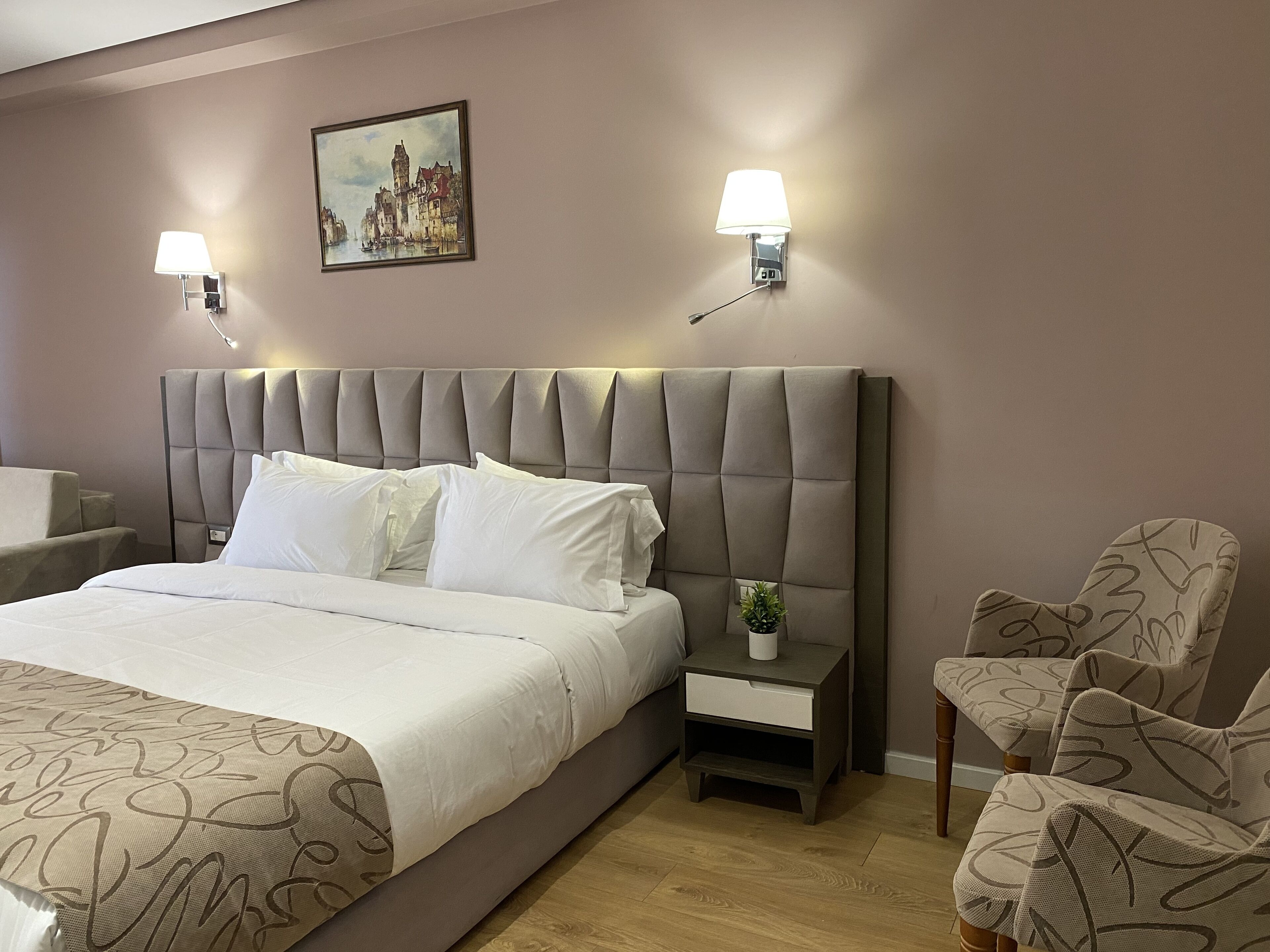 迷你吧、布置獨特、書桌、筆電工作空間