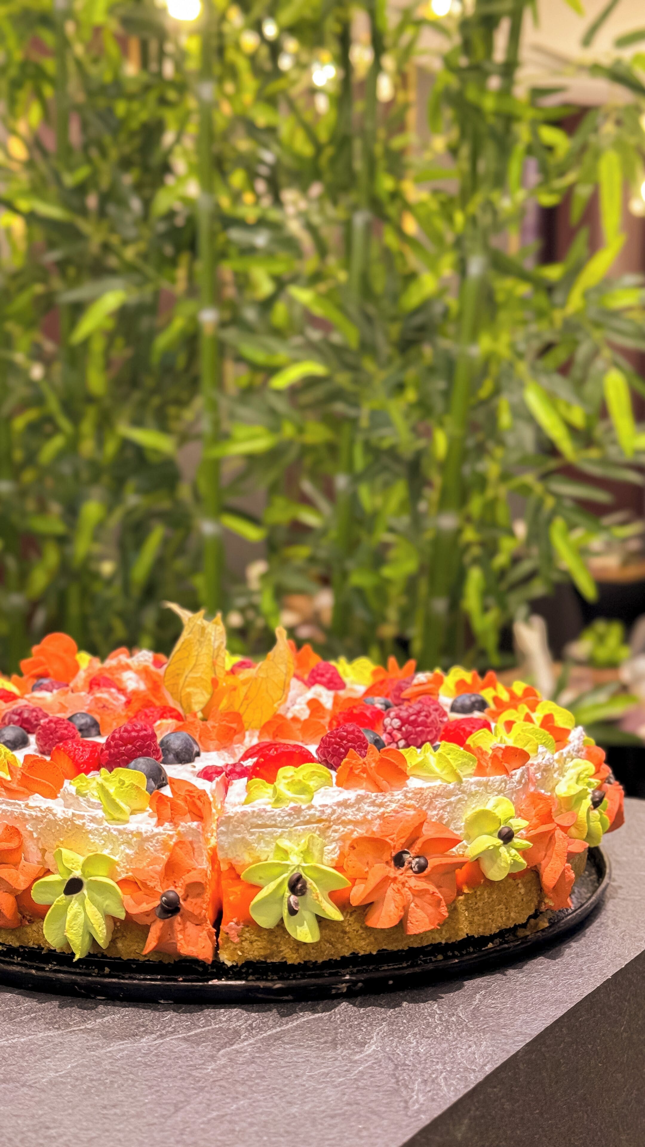Ein Kuchen mit bunten Verzierungen auf einer Platte.
