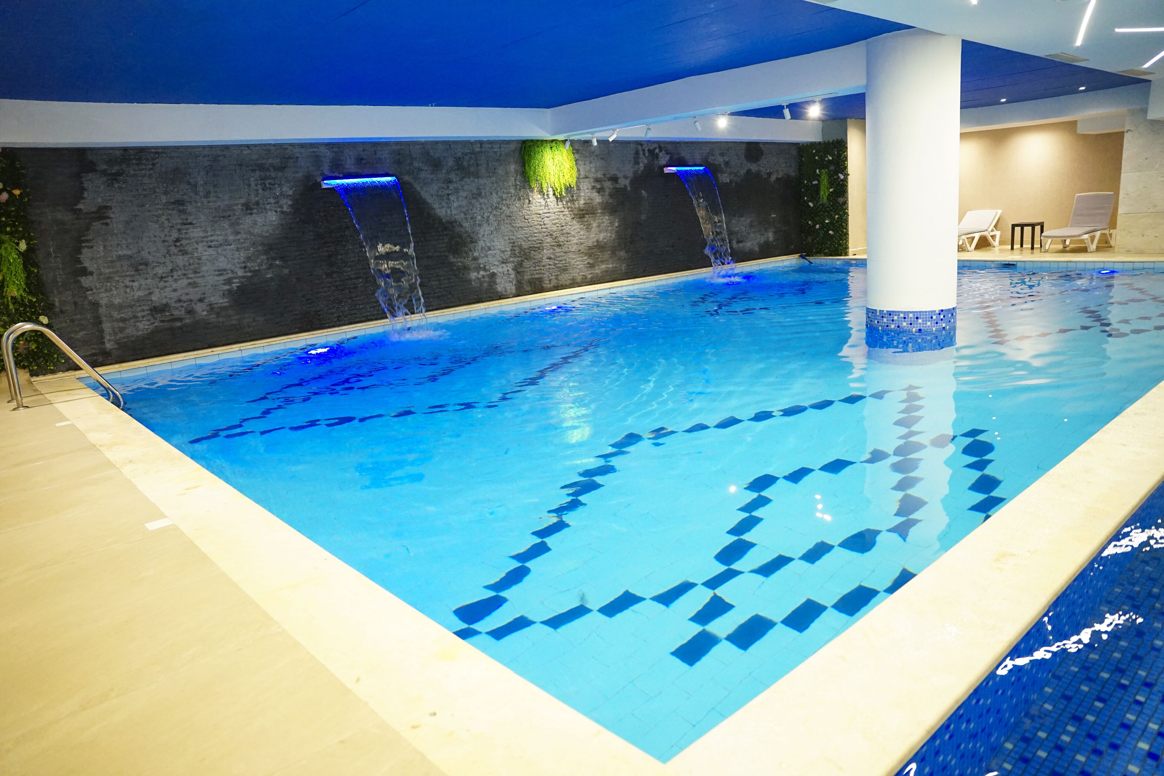 15 indoor pools, open noon to 10:30 pm, pool loungers