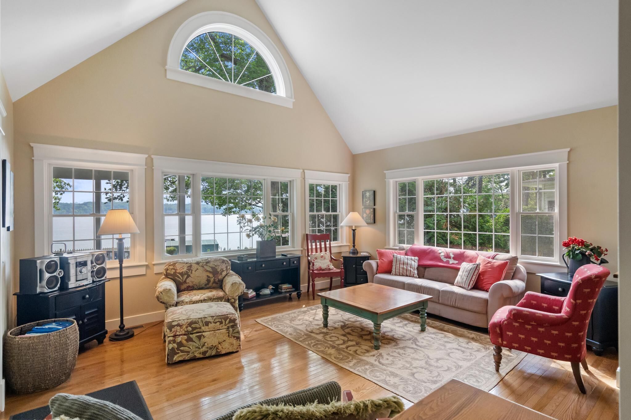 TV connectée, baby-foot, livres, chaîne hi-fi