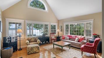 TV connectée, baby-foot, livres, chaßne hi-fi