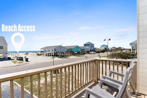 Property grounds - Barnacle Bungalow / 1330 W. Beach Drive - Coastal Vacation Resorts (Oak Island)