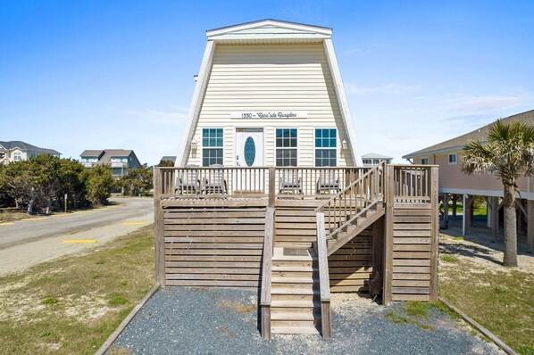 Exterior - Barnacle Bungalow / 1330 W Beach Drive (Oak Island)