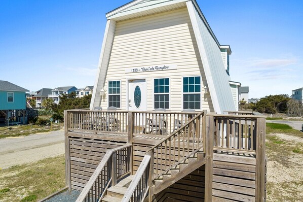 Exterior - Barnacle Bungalow / 1330 W. Beach Drive - Coastal Vacation Resorts (Oak Island)