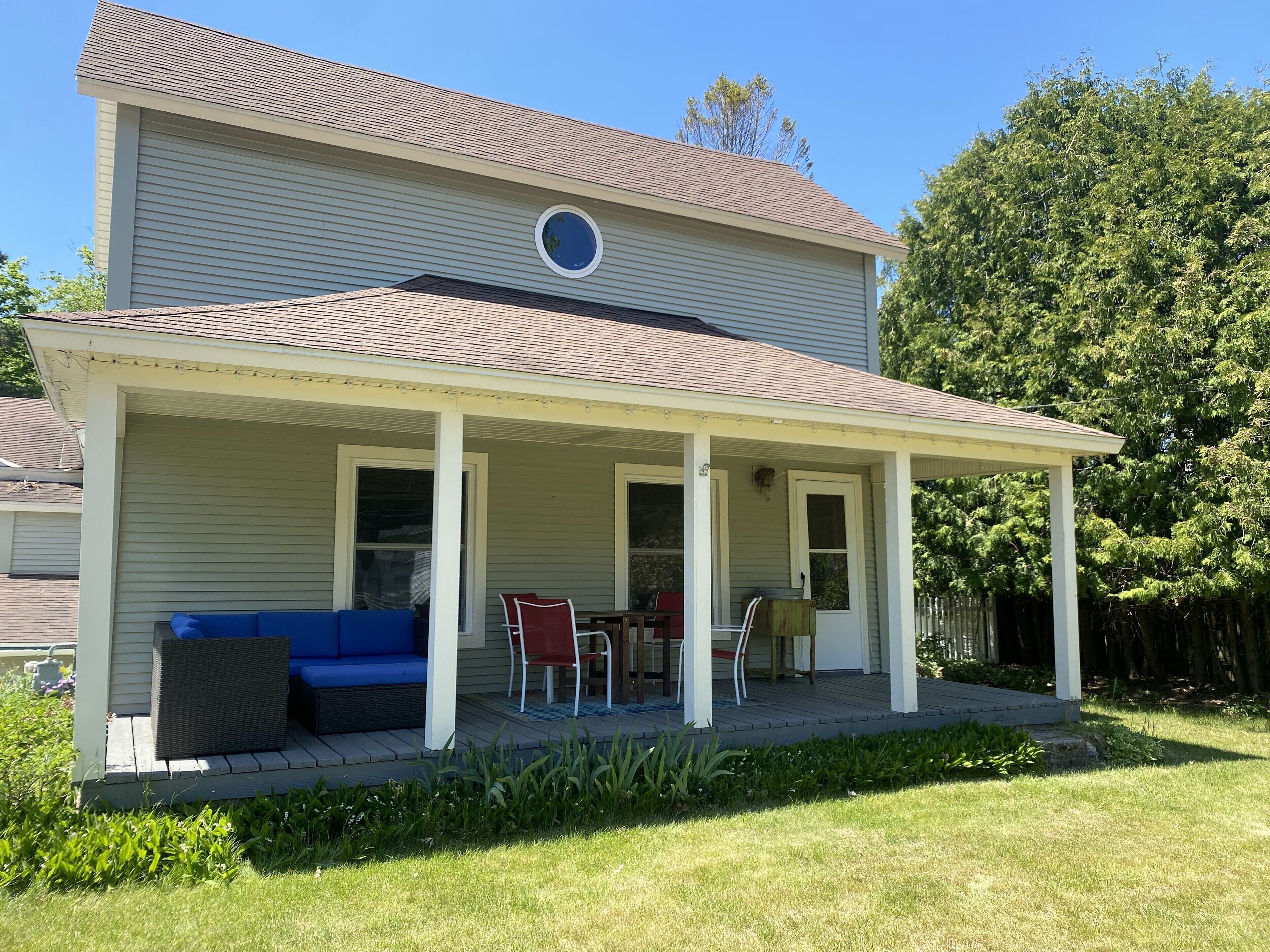 Pet Friendly 3 Bdrm Home Close to Town, Sleeps 6