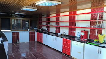 Café da manhã completo todos os dias mediante uma taxa