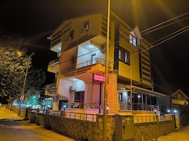 Fachada de la propiedad por la tarde o noche