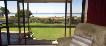 Bella's Bayview - Esplanade position! Off Peak Special!