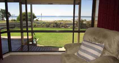 Bella's Bayview - Esplanade position! Off Peak Special!