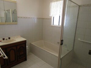 Bathtub, towels - Bella's Bayview - Esplanade position! Off Peak Special! (Point Turton)