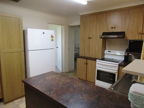 Fridge, microwave, oven, toaster - Bella's Bayview - Esplanade position! Off Peak Special! (Point Turton)
