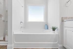 Combined shower/tub, towels