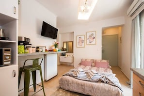 2 bedrooms, iron/ironing board, WiFi, bed sheets