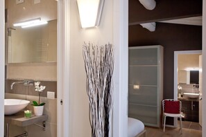 Douche, sèche-cheveux, bidet, serviettes fournies