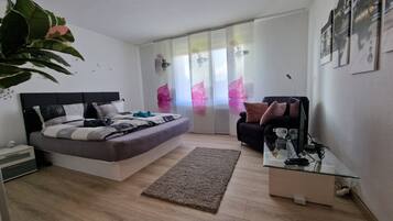 2 Schlafzimmer, Reisekinderbett, kostenloses WLAN, Bettwäsche
