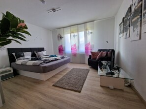 2 Schlafzimmer, Reisekinderbett, kostenloses WLAN, Bettwäsche