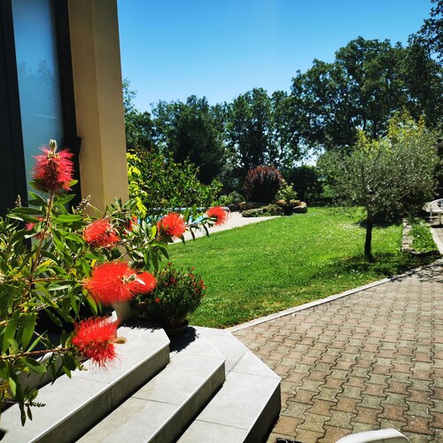 Charming private villa, modern renovation, swimming pool Landscaped garden not overlooked 