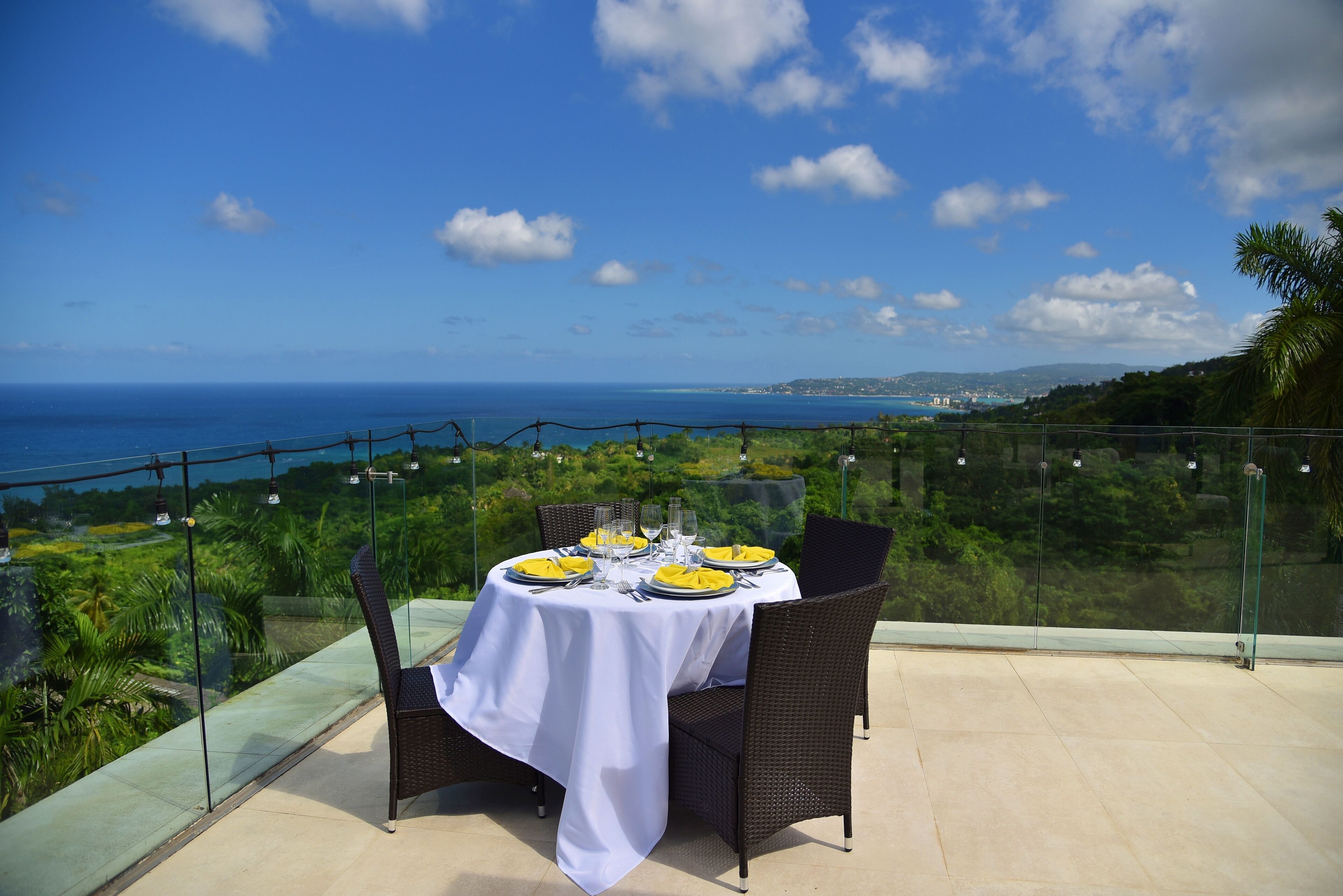 屋外ダイニングエリア