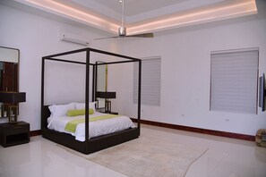 9 Schlafzimmer, Zimmersafe, Schreibtisch, Bügeleisen/Bügelbrett