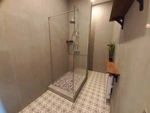 Hair dryer, towels, soap, toilet paper - Un Moment Inoubliable au Château-abbaye de Clairac (Clairac (47320))