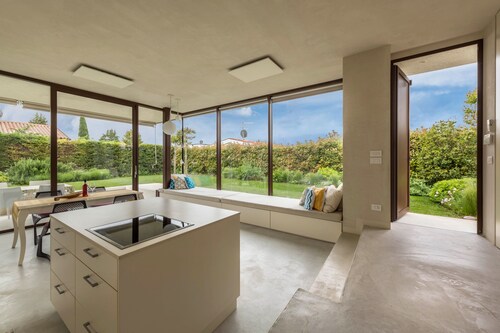 'Villa Vista Lago' mit Seeblick, Gemeinschaftspool und Klimaanlage