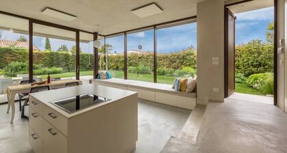 'Villa Vista Lago' mit Seeblick, Gemeinschaftspool und Klimaanlage