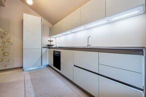 Fridge, oven, stovetop, dishwasher