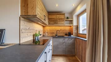 Fridge, stovetop, dishwasher, coffee/tea maker