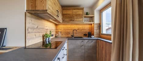 Refrigerador, parrilla de estufa, lavavajillas y cafetera y tetera