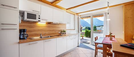 Fridge, microwave, stovetop, dishwasher