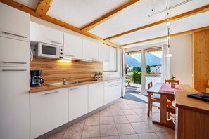 Jääkaappi, mikroaaltouuni, liesi, astianpesukone