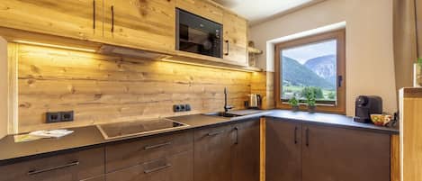 Réfrigérateur, surface de cuisson, lave-vaisselle, cafetiÚre-théiÚre