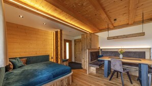 Ein Zimmer mit einem Bett, einem Schreibtisch und einer Bank.