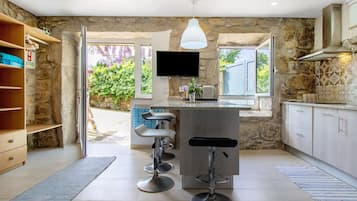 Kühlschrank, Mikrowelle, Ofen, Herdplatte