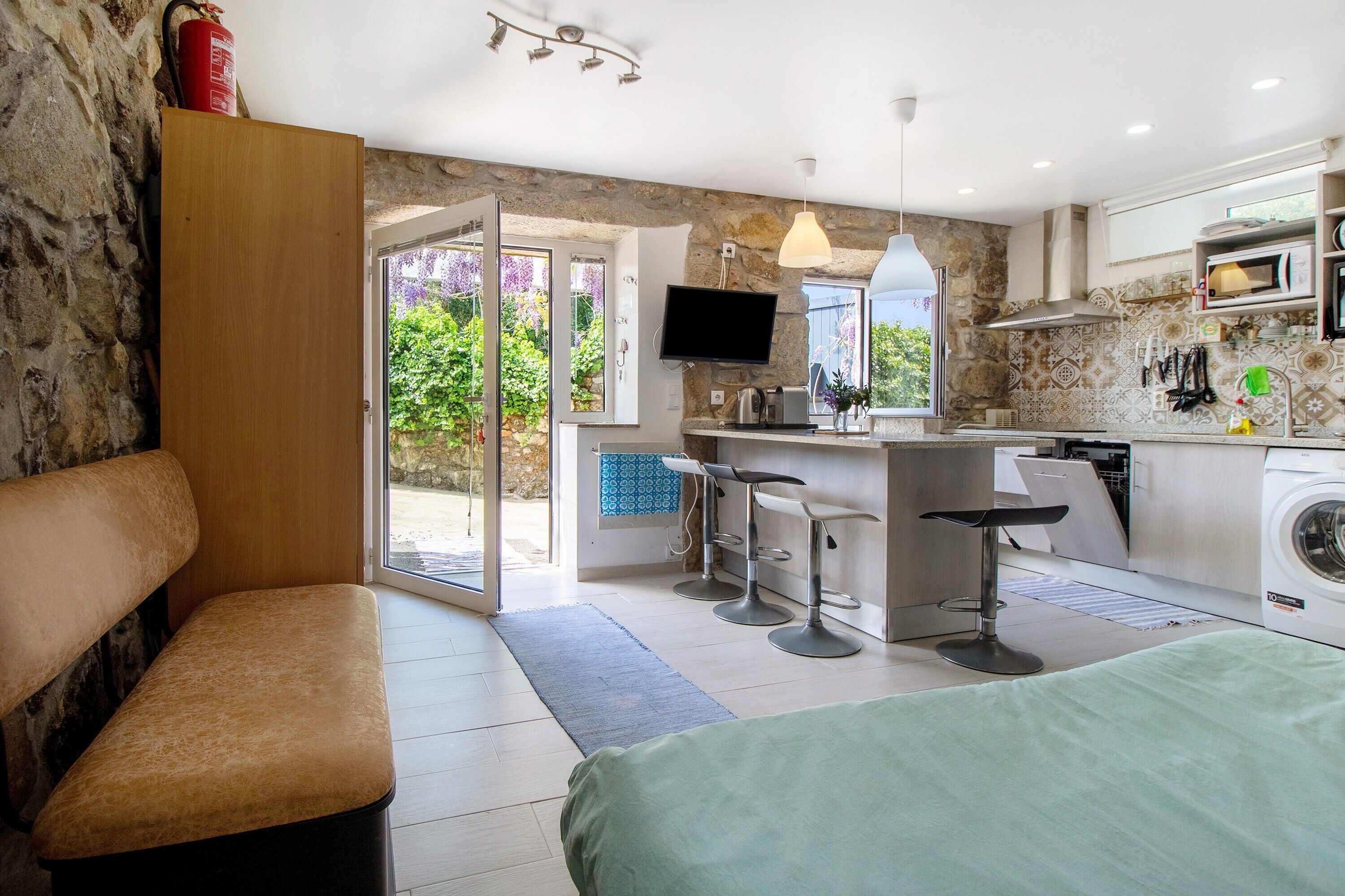 Tabla de planchar con plancha, wifi gratis, ropa de cama