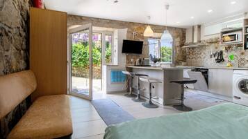 Een strijkplank/strijkijzer, gratis wifi, beddengoed