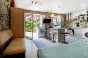 アイロン / アイロン台、WiFi (無料)、ベッドシーツ