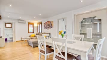 Een televisie en een tafeltennistafel