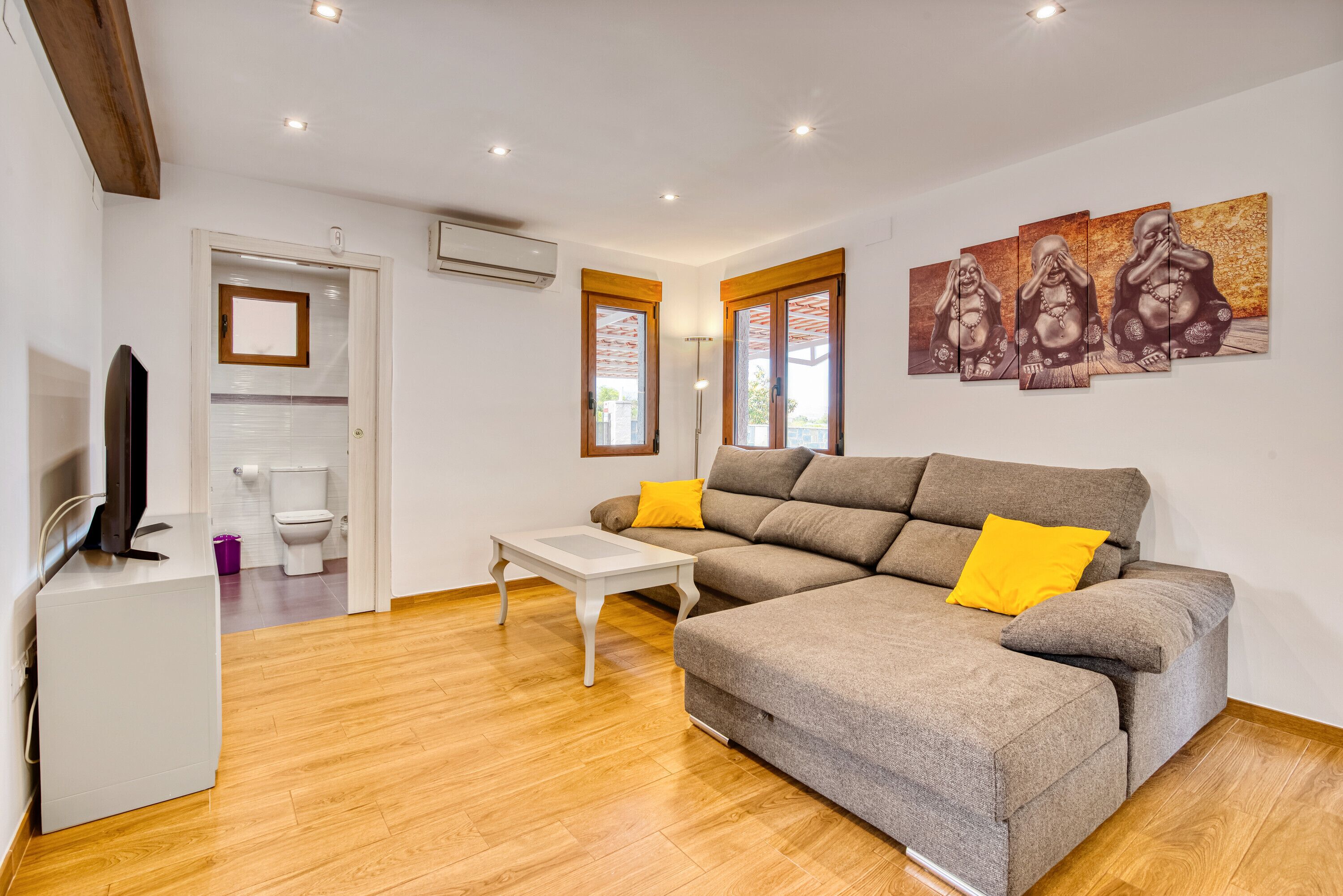 Een televisie en een tafeltennistafel