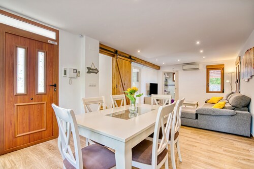 Holiday Apartment 'Violeta' with Mountain View, Wi-Fi and Air Conditioning