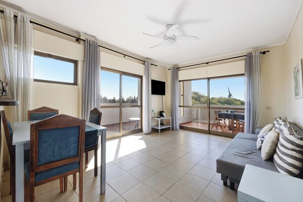 TV - Holiday Apartment 'House Amendoeiras' with Shared Pool, Shared Garden & Wi-Fi (Vilamoura)