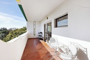Outdoor dining - Holiday Apartment 'House Amendoeiras' with Shared Pool, Shared Garden & Wi-Fi (Vilamoura)