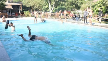 Una piscina al aire libre, guardavidas en la propiedad