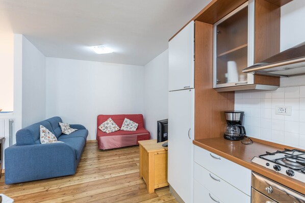 ثلاجة، ميكروويف، فرن، موقد طهي مسطح